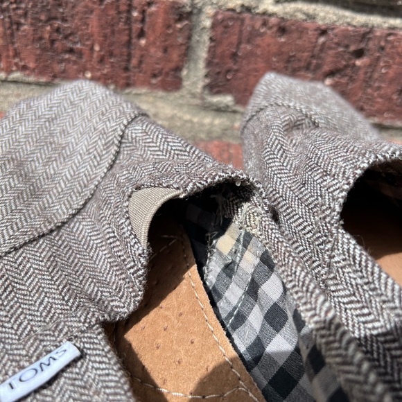 Toms made exclusively for Neiman Marcus. Elastic at top of foot. Size 8 - Picture 8 of 11